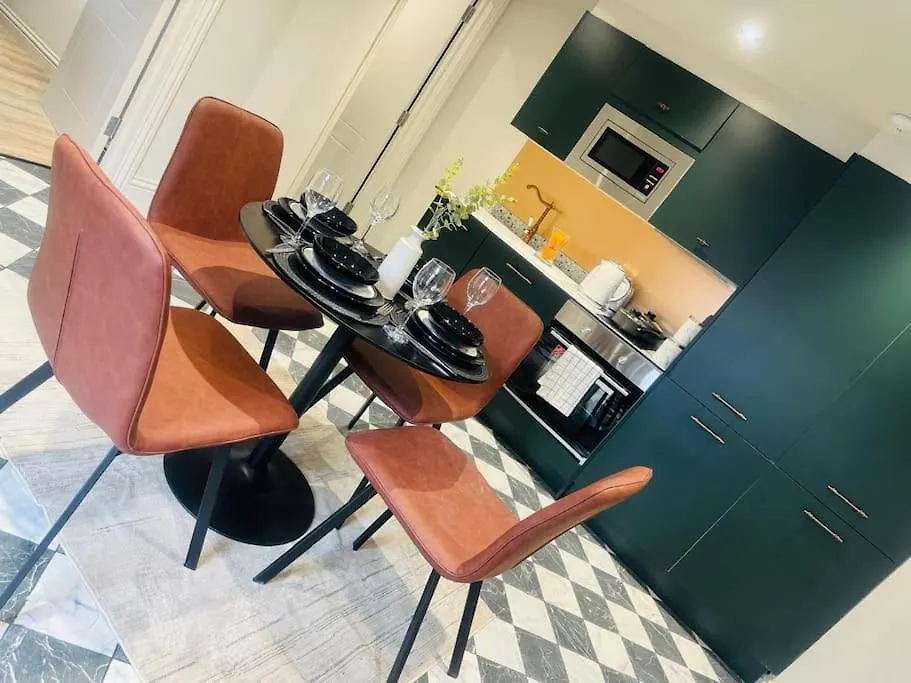 London 99 Apartment, Top Trendy Location