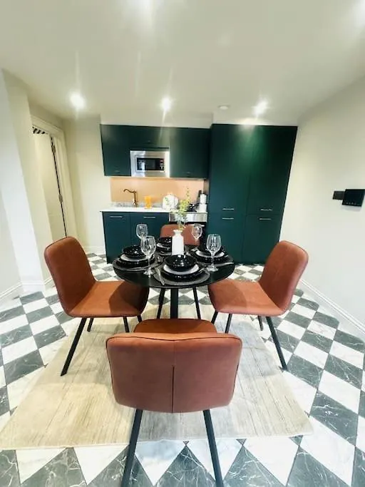 London 99 Apartment, Top Trendy Location Apartment