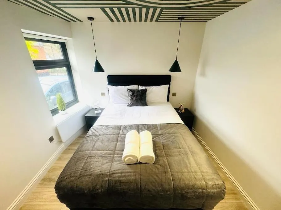 London 99 Apartment, Top Trendy Location Apartment