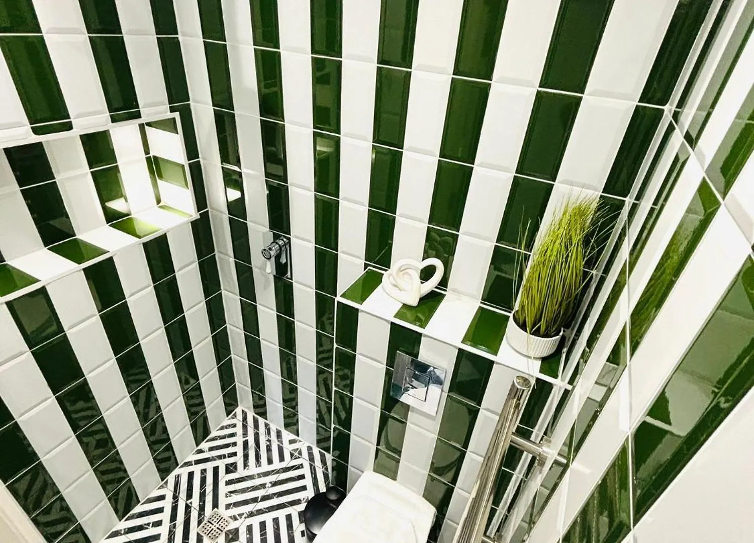 London 99 Apartment, Top Trendy Location