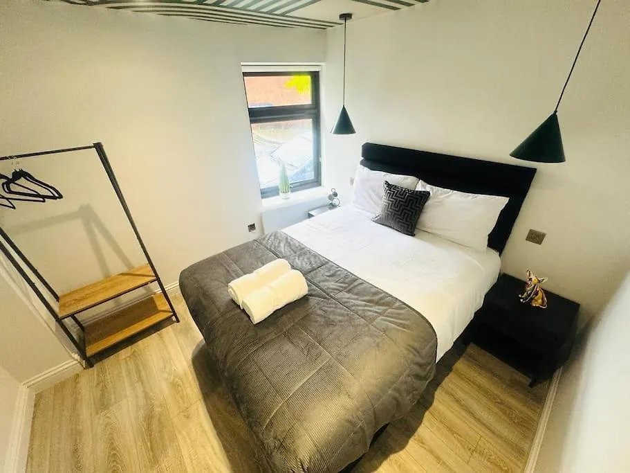 London 99 Apartment, Top Trendy Location
