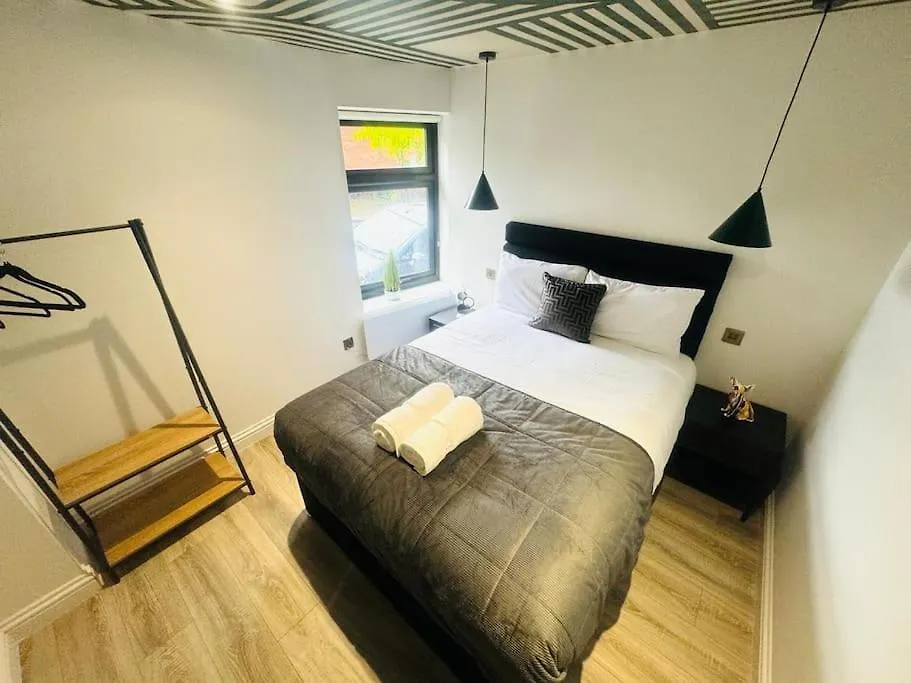 London 99 Apartment, Top Trendy Location